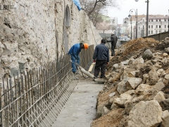 Возле «Серой лошади» идёт реконструкция сквера и подпорной стены (ФОТО)