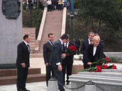 Премьер открыл памятник бывшему губернатору