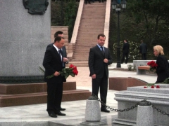 Премьер открыл памятник бывшему губернатору