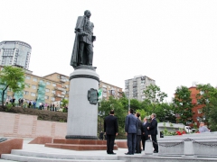 Дмитрий Медведев открыл памятник Муравьеву-Амурскому во Владивостоке