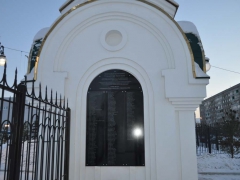 У главного входа на прихрамовую территорию храма Рождества Христова (г. Красноярск) установлена памятная доска с именами меценатов