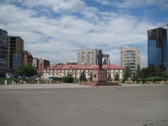 Специалисты ГК «Стимэкс» провели замену уличной мебели на площади Согласия в Красноярске