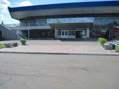 Прилегающая территория к аэропорту «Емельяново» благоустроена с использованием уличной мебели производства ГК «Стимэкс»
