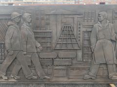 Сегодня в сквере 400-летия Красноярска проводятся работы по установке бронзовой скульптуры П.С. Федирко