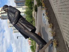 Сегодня в сквере 400-летия Красноярска проводятся работы по установке бронзовой скульптуры П.С. Федирко