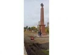 Закончены работы по монтажу стелы в честь 200-летия основания Енисейской губернии в Красноярске