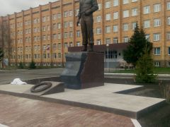 В Красноярске состоялось открытие мемориала бывшему губернатору Красноярского края А.И. Лебедю